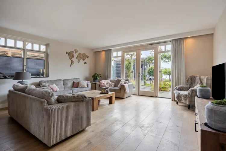Luxe 2-onder-1-kapwoning aan het water te Hoek van Holland