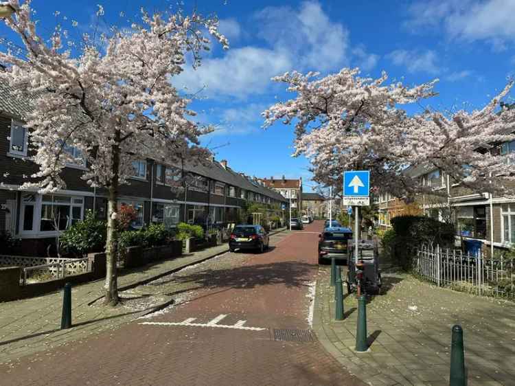 Gloriantstraat: Ruim 3-laags Huis met 4 Slaapkamers en Tuin