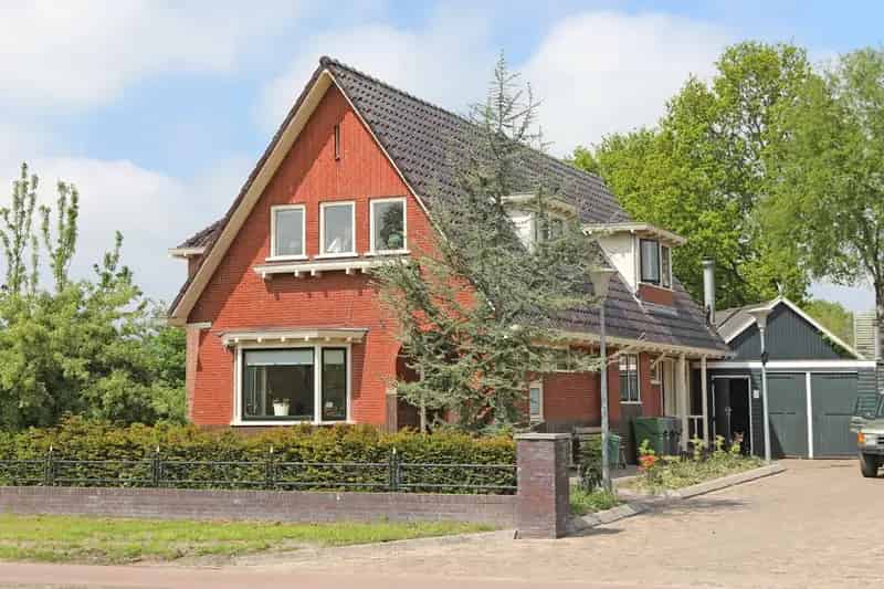 Karakteristieke woning Twijzel met garage smederij stallen en weiland