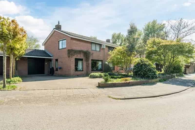 Ruim huis met garage en tuin Zuid-West gelegen