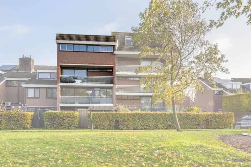 Appartement te koop Maassluis: Lichtrijk appartement met balkon en vide