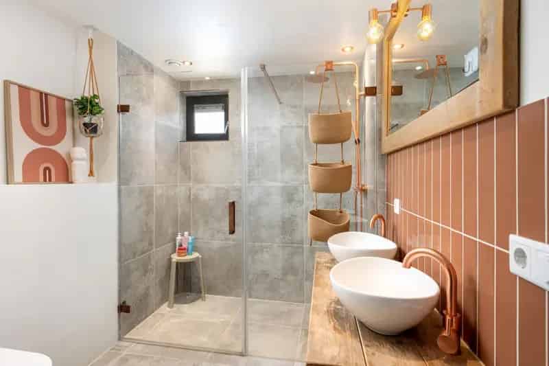 Moderne Uitgebouwde Tweekapper met Nieuwe Keuken en Badkamer