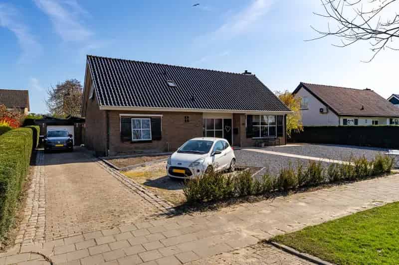 Ruime Vrijstaande Woning Giessen 877m2 Perceel 10 Zonnepanelen