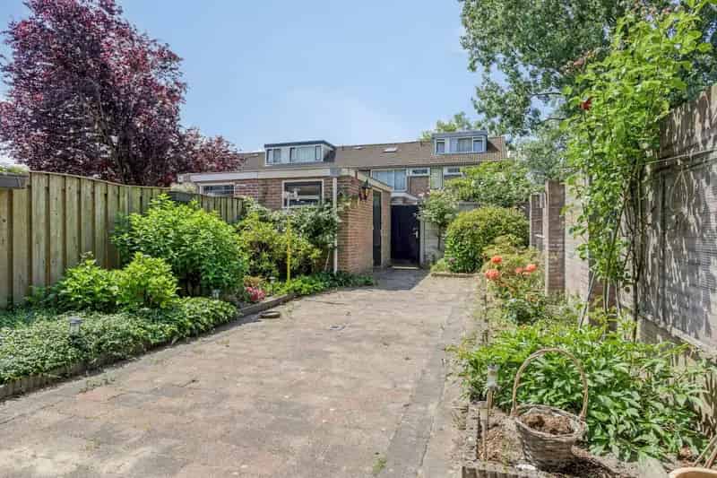 Hoekwoning Breda Noord 4 slaapkamers diepe tuin starterswoning
