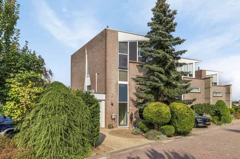 Halfvrijstaande woning aan het water te Nieuwerkerk aan den IJssel