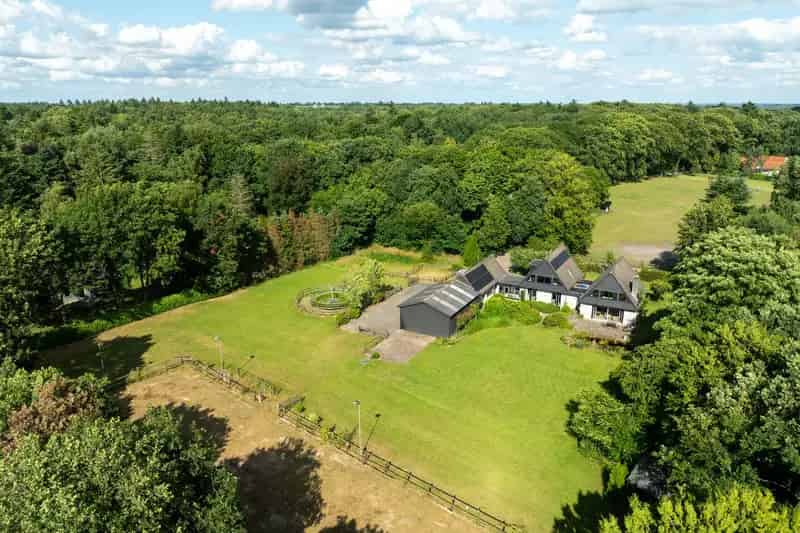 Huis te koop Epe: Ruime villa met paardenstallen