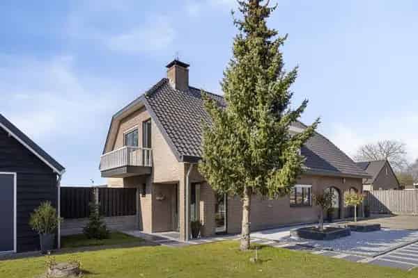 Semi Bungalow met Paardenstallen Zwembad en Weide