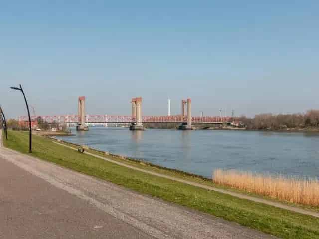 Luxe Appartement Spijkenisse 112m2  2 Slaapkamers Eigen Parkeerplaats