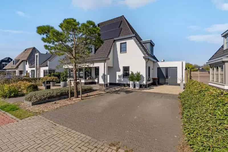 Villa Lelystad Buitenhof 4 slaapkamers 902m2 tuin aan het water