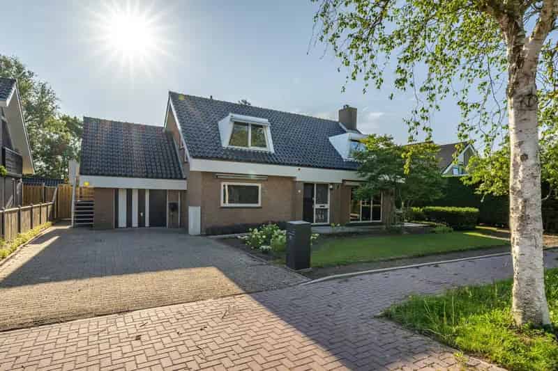 Ruime Vrijstaande Woning Dirksland 880m2 Tuin Garage 4 slaapkamers