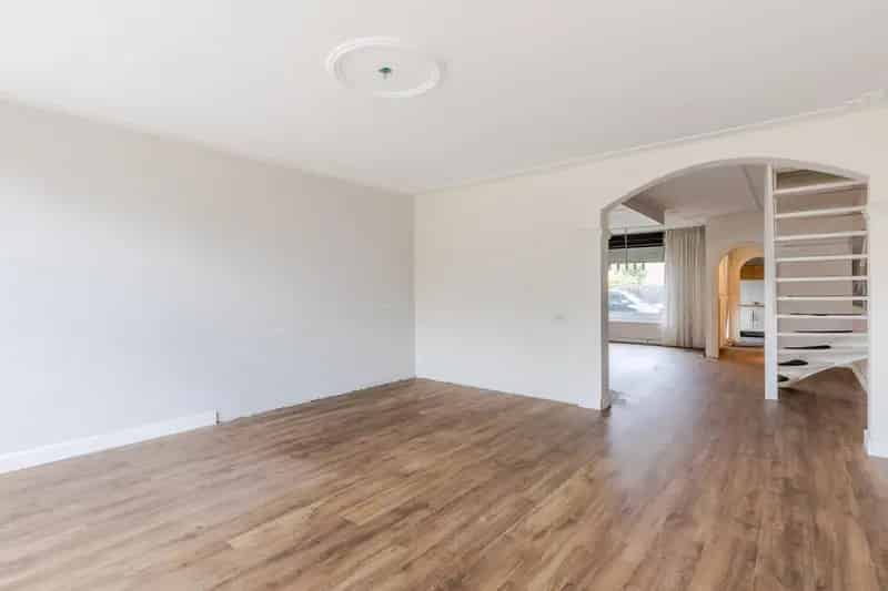 Ruime Tussenwoning met Garage Nabij Roermond