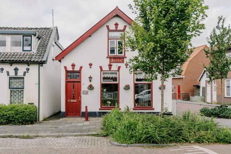 Charmant Vrijstaand Hoekhuis met Bijgebouw en Grote Tuin