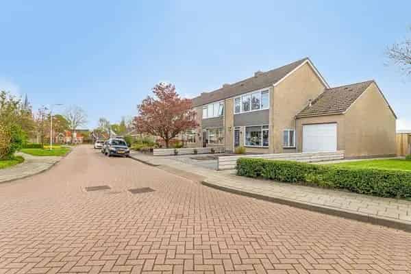 Instapklare Hoekwoning met Garage en Zonnepanelen