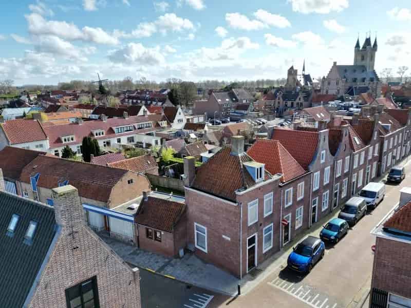 Woning met winkelruimte en schuur te Sluis
