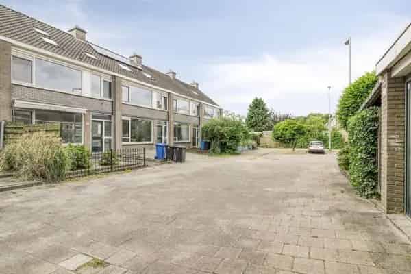 Ruime 5-kamer woning in kindvriendelijke wijk nabij winkels en uitvalswegen