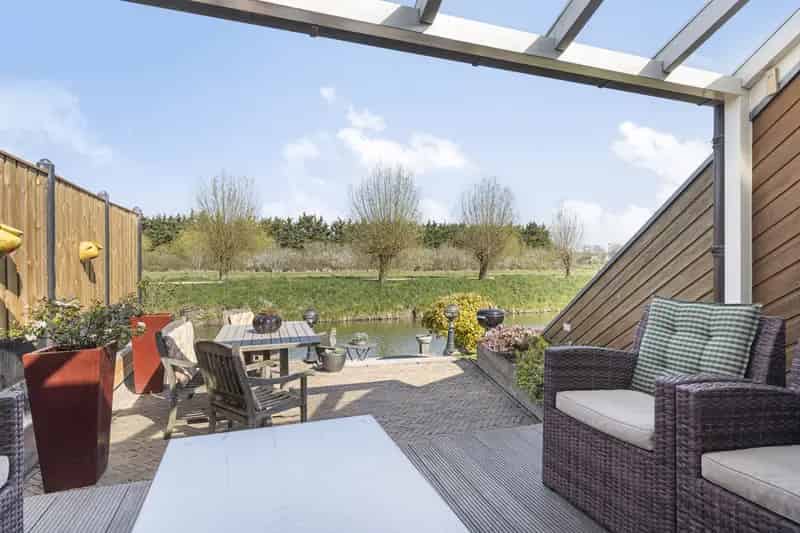 Uniek Familiehuis aan het Water met 3 slaapkamers en Ruime Tuin