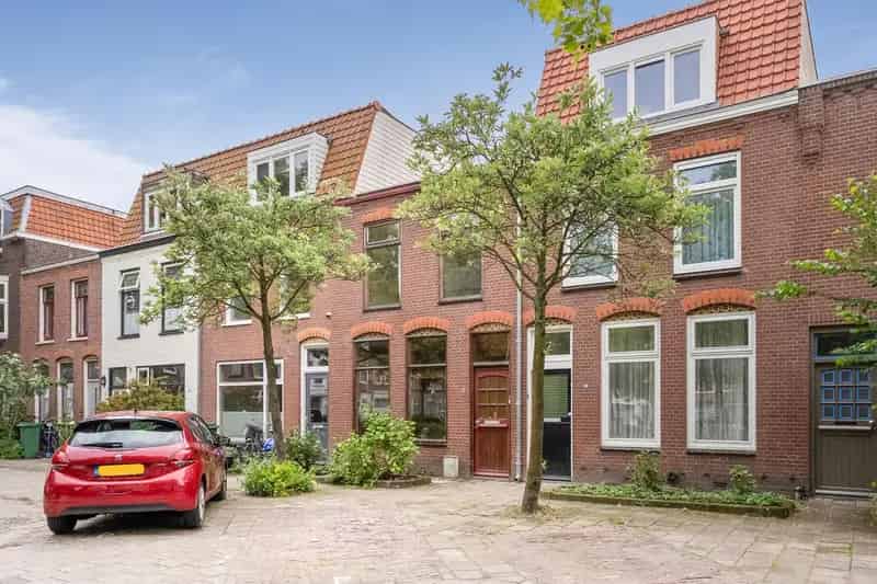 Huis te koop Haarlem Pretoriaplein: 3 slaapkamers, tuin, uitbouw mogelijk