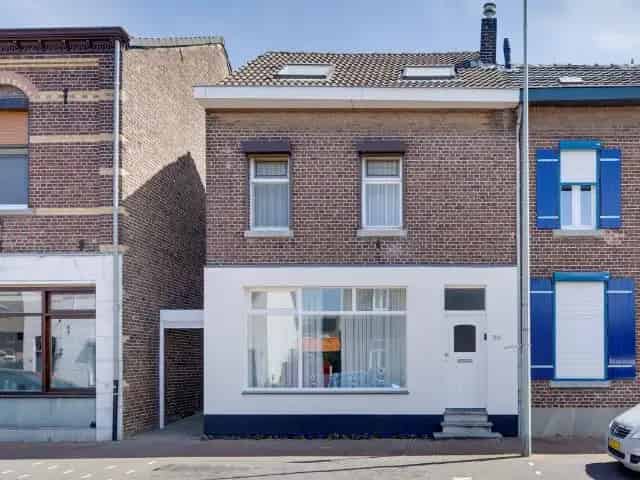 Hoekwoning Amby: Ruime woning met multifunctionele ruimte
