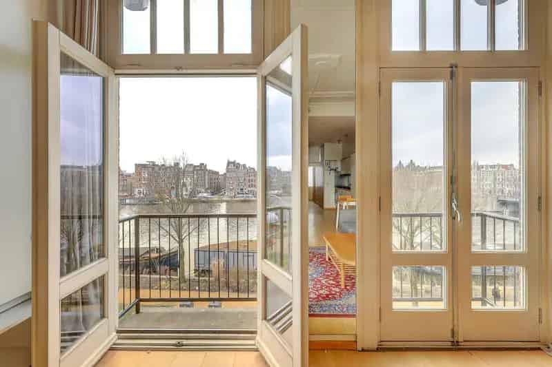 Amsterdams Appartement: 2 Kamers, 3 Balkons, Uitzicht Amstel
