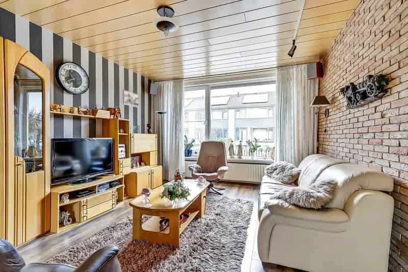Huis te koop Hoogvliet: Ruime 4-slaapkamer woning met tuin en 10 zonnepanelen