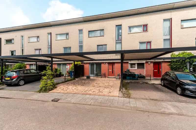 Huis te koop Lastdragerstraat: Ruime gezinswoning met 4 slaapkamers en tuin