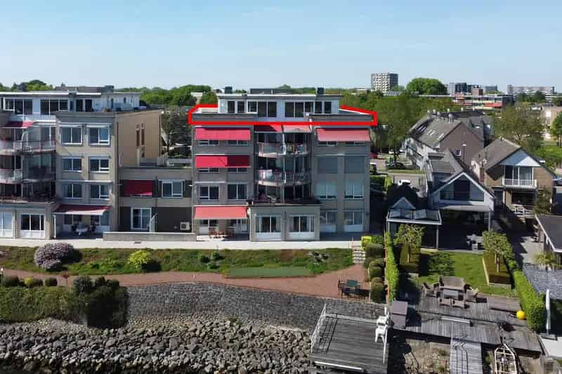 Penthouse Beneden Merwede: Luxe Rivierzicht & Dakterras