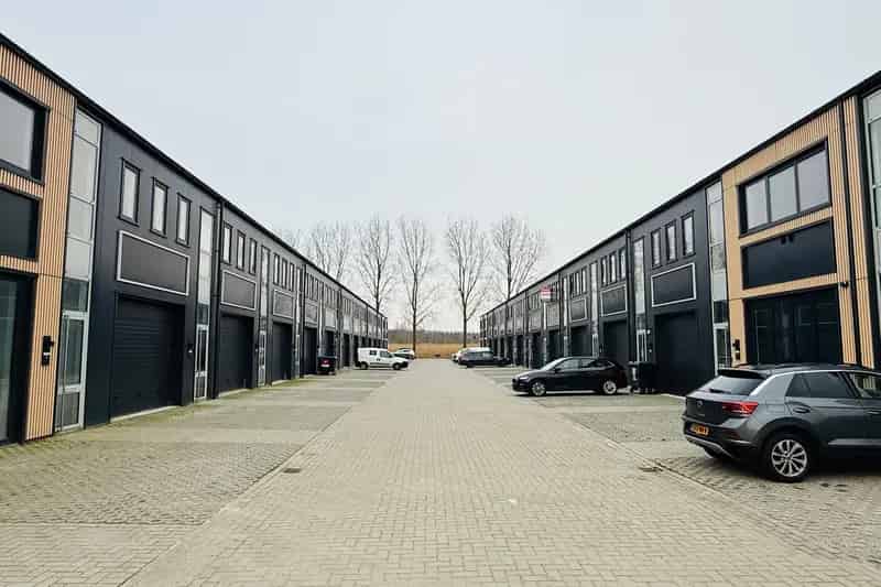 Bedrijfshal te Huur Lijnden - Luxe Verbouwd