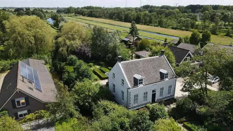 Gemeentelijk Monument te Koop: Ruime Villa met Grote Tuin