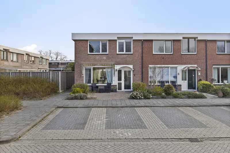 Ruime 4-Slaapkamerwoning Almere met Grote Tuin