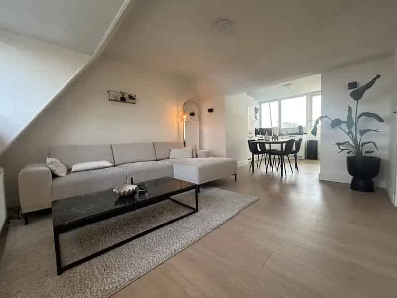 Appartement te koop Den Haag Soestdijksekade: modern 3-kamer appartement met ruim terras