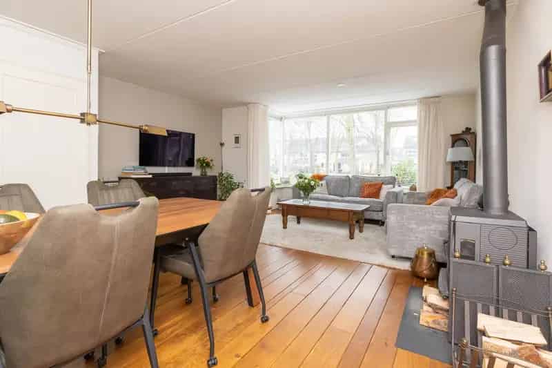 Ruime Tweekapper met Garage en 17 Zonnepanelen te Hoorn
