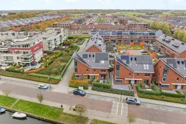 Moderne 2-onder-1-kapwoning aan het water Noordwijk