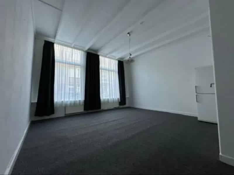 Grote L-vormige kamer voor student te huur