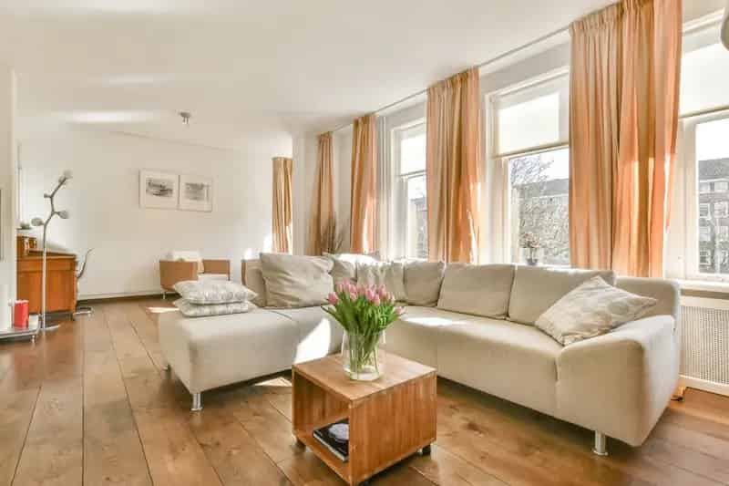 Drie Laags Familiehuis 140m2  3 slaapkamers 2 badkamers Balkon