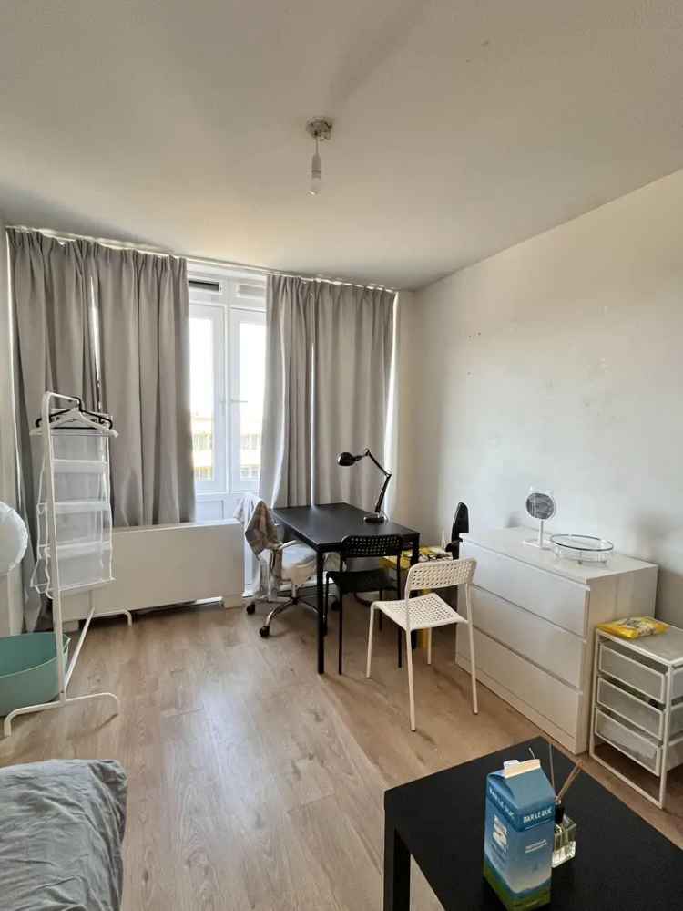 Kamer te huur Amsterdam: Studio voor vrouwelijke student (9 juni - 4 december)