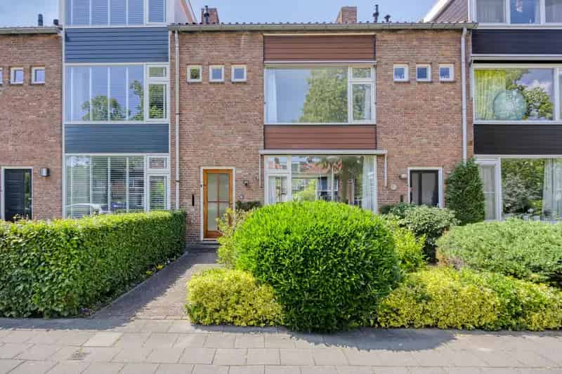 Huis te koop Elsrijk: Ruime 4 Slaapkamers, Tuin en Dakterras