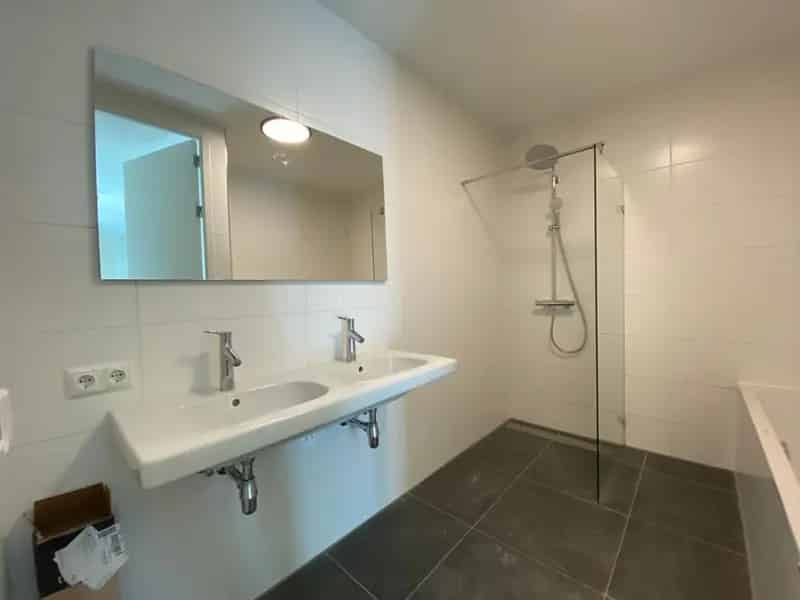 Gedempte Zalmhaven 408: Luxe Appartement 61m2 met Uitzicht en Balkon