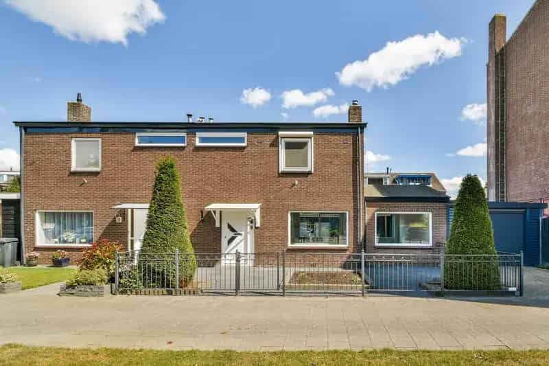 Huis te koop Hoogvliet: Ruime hoekwoning met garage en wellness