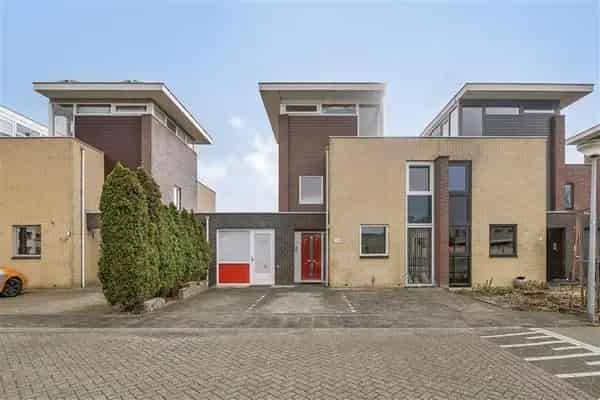 Ruime gezinswoning met kantoor aan huis Literatuurwijk