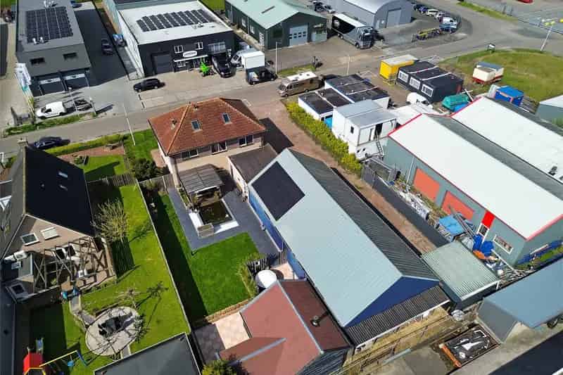 Bedrijfshal Stiens met Vrijstaande Woning en Wellness