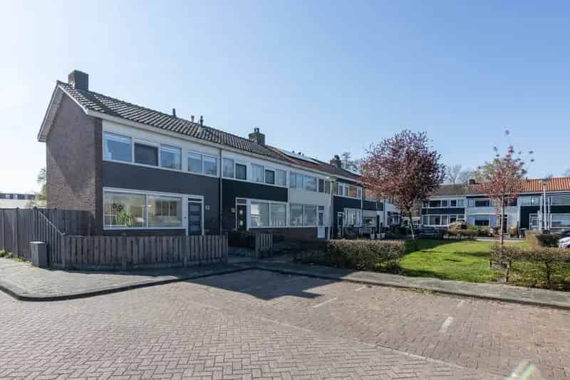 Spijkenisse starterswoning ruime tuin moderne keuken badkamer