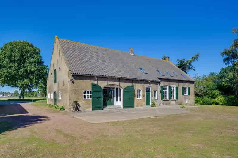 Langgevelboerderij te koop Hoeven Ruim 1 hectare