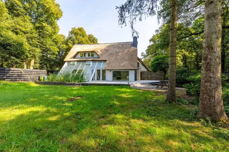 Rietgedekte Villa Veluwe  114m2 Kelder Ruime Tuin