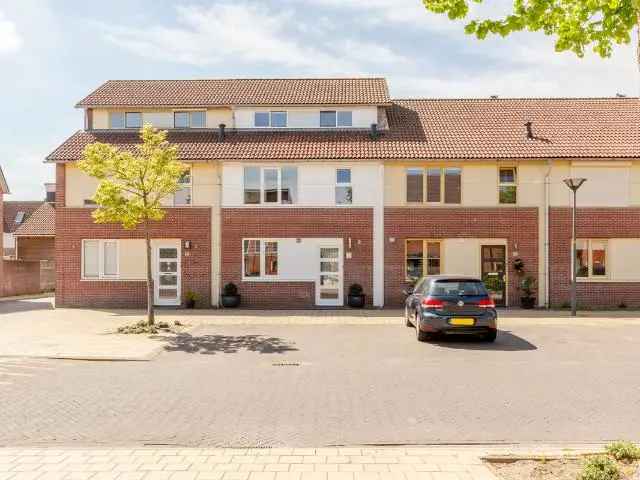 Ruime Eengezinswoning Floriande Nabij Winkels en Scholen