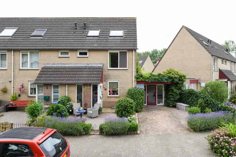 Hoekwoning Wilnis: Ruime woning met aanbouw en 15 zonnepanelen