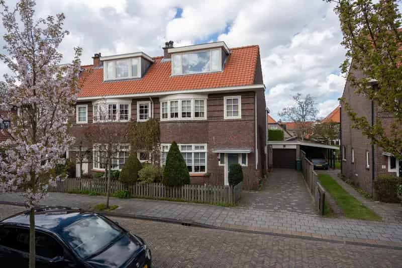 Ruime Hoekwoning Wassenaar 3 parkeerplekken Garage Uitbouw