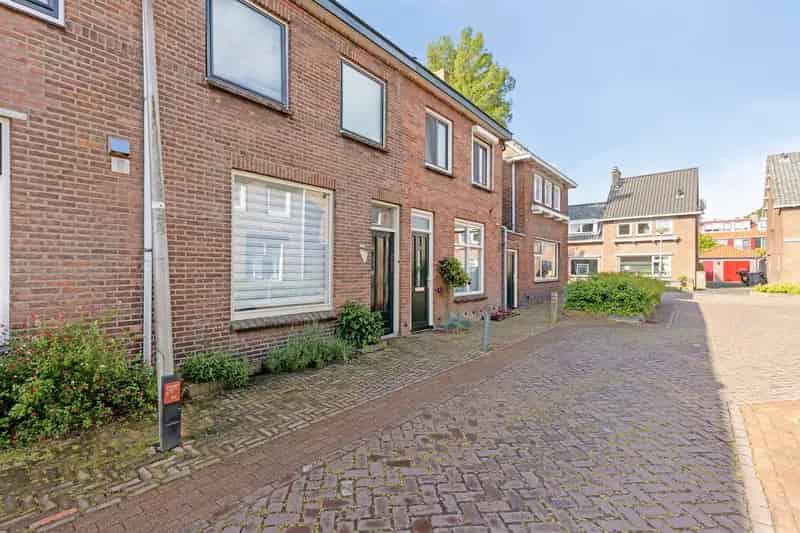 Huis te koop Pijnacker Centrum  4 5 kamer woning starters ideale locatie