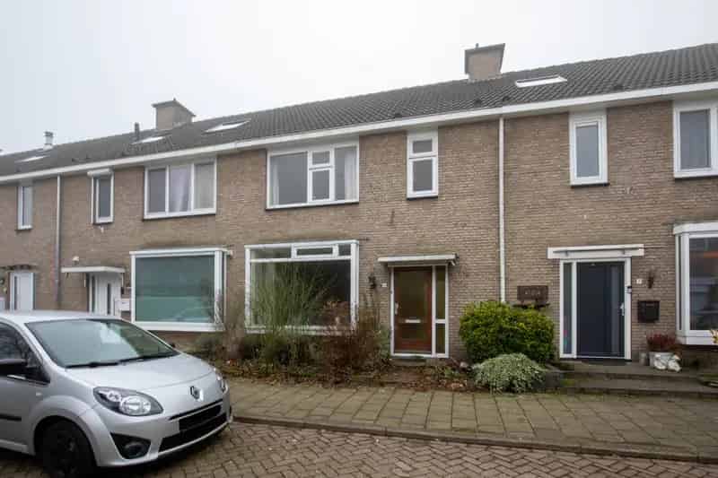 Te renoveren tussenwoning met 4 slaapkamers en zonnige tuin