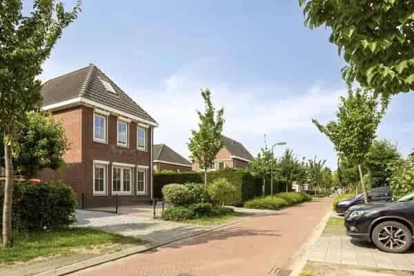 4 Slaapkamers, Garage en Zonnige Tuin in Rustige Buurt