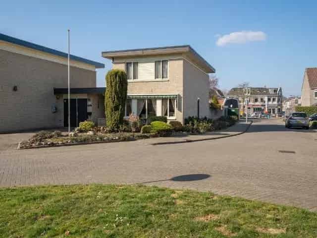 Semibungalow te koop Enschede: 4 slaapkamers, 2 garages, groene wijk